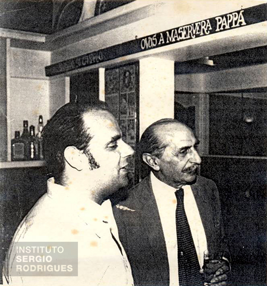 Sergio Rodrigues e Lúcio Costa no restaurante Papo de Anjo, Rio de Janeiro, década de 1970.