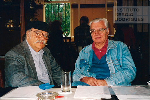 Sergio Rodrigues com o amigo, arquiteto e designer Michel Arnoult, em encontro na região Sul do Brasil, na década de 2000.