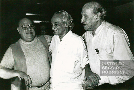 From left to right, Sergio Rodrigues next to his friends Zanine Caldas and Sergio Bernardes, in the 1990s.