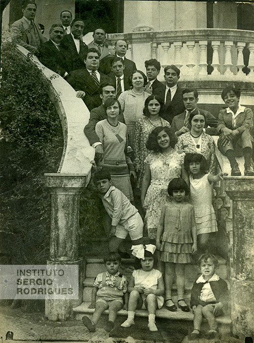 Família Rodrigues na década de 30, de cima para baixo, a partir da 3ª fileira, Milton, Nelson, Joffre, Maria Ester, Mário, Mário Filho, Célia, Stella, Roberto, Augustinho, Elsa, Maria Clara, Irene, Helena, Paulinho, Sergio, Elsinha e Mário Júlio.