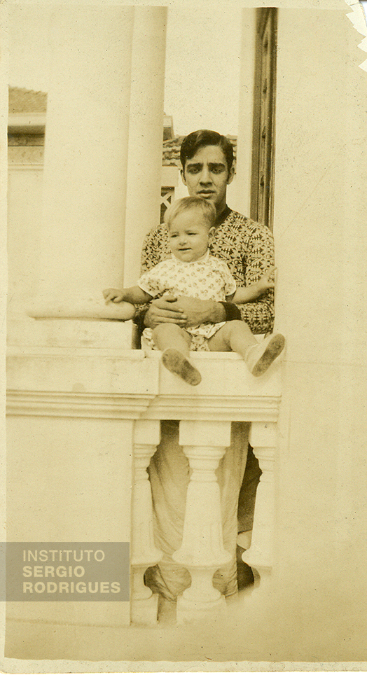 Roberto Rodrigues (pai) com Sergio Rodrigues (1 ano de idade) em sua residência na rua Joaquim Nabuco – Copacabana, Rio de Janeiro, 1928.