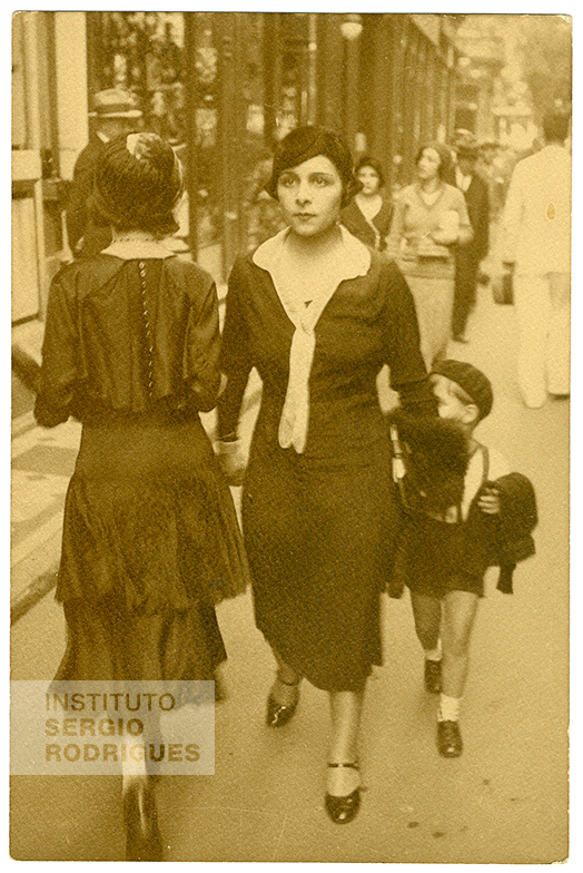 Elsa Fernanda Mendes de Almeida Santos com Sergio Rodrigues, no centro do Rio de Janeiro, na década de 1930.