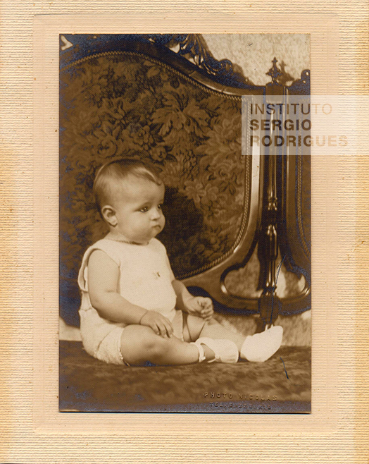 Sergio Rodrigues com 1 ano de idade, na residência da família Mendes de Almeida, no Rio de Janeiro, em 1928.