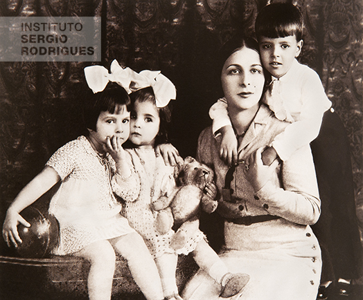 Elsa Fernanda Santos Rodrigues com os filhos. Da esquerda para a direita, Maria Thereza, Vera Maria e Sergio Rodrigues, Rio de Janeiro, 1933.