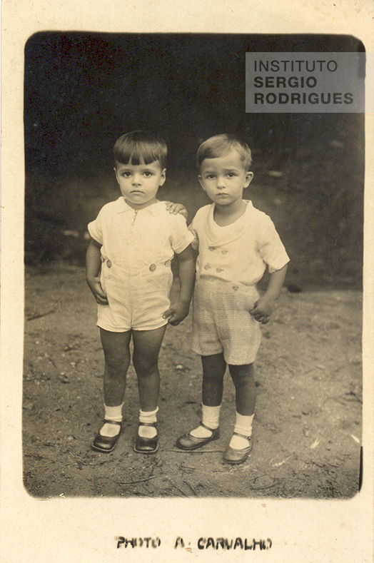 From left to right, Sergio Rodrigues, at age five, next to his cousin Cândido Mendes, in Rio de Janeiro, in 1933.