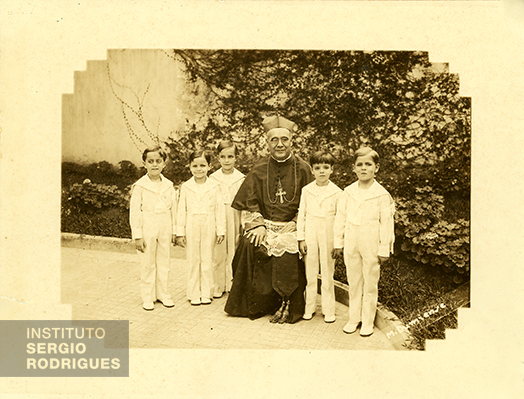 From left to right, José Raja Gabaglia, Julio Delamare, Cândido Mendes, Cardinal D. Sebastião Leme, Sergio Rodrigues, and José Carlos Figueiredo, at Colégio Coração Eucarístico, in 1934.