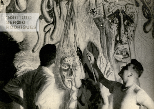 Sergio Rodrigues desenhando painel à carvão nas paredes de seu quarto no Castelinho da Praia do Flamengo, nº 72 – Rio de Janeiro, em 1947.
