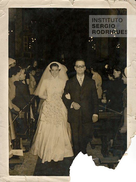 Cerimônia religiosa do primeiro casamento de Sergio Rodrigues com Vera Maria Serpa Campos em 1952.