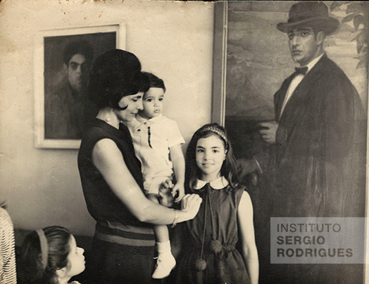 Vera Maria Serpa Campos, Sergio Rodrigues' first wife, with Roberto (lap), Ângela Maria (to the right), and Adriana, at his paternal great grandmother Ester Falcão Rodrigues' house, in Rio de Janeiro, in the 1960s.