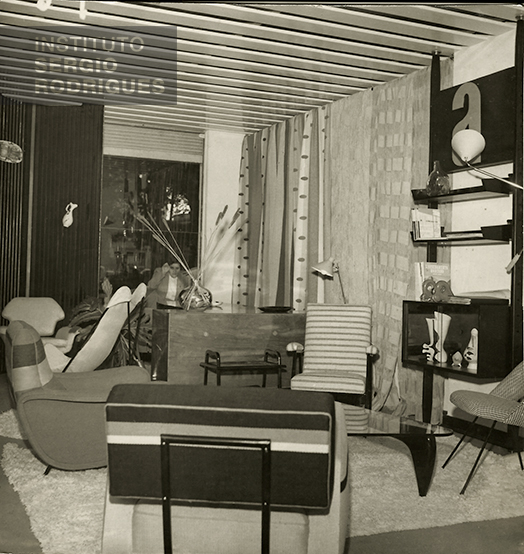 Interior da loja Móveis Artesanal Paranaense, a qual Sergio Rodrigues era sócio dos irmãos Carlo e Ernesto Hauner, em Curitiba, Paraná, 1953.