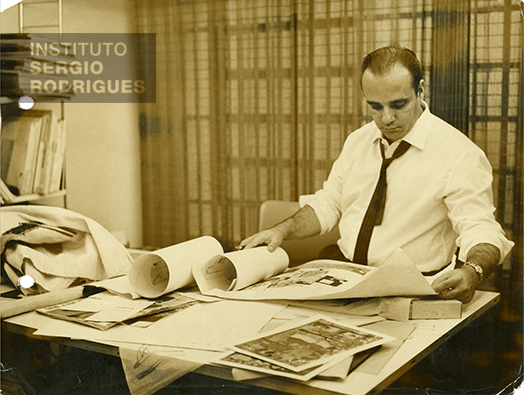 Sergio Rodrigues aos 39 anos, em seu escritório da Oca, situado à rua Jangadeiros n° 14 - loja c, Ipanema - Rio de Janeiro, em 1966.