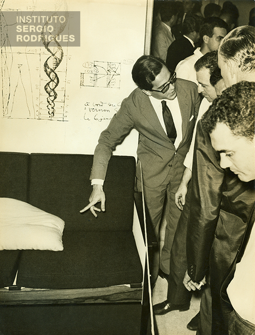 Arthur Lício Pontual, architect, presenting his sofa during the second Oca 