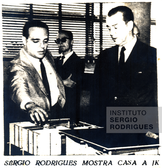 Sergio Rodrigues exibindo maquete a Juscelino Kubitschek, então presidente do Brasil, na exposição 