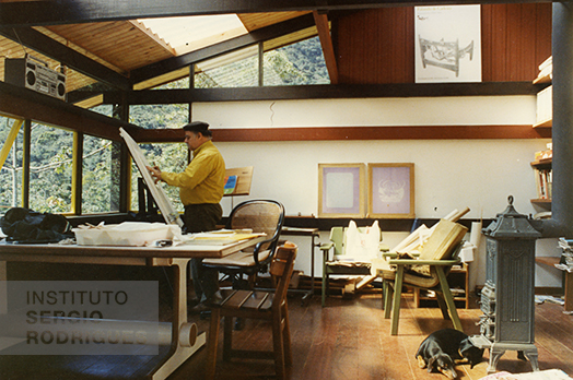 Sergio Rodrigues in his studio at Xikilin, a house designed using the industrialized architecture SR2 System made out of wood, Rocio - Petrópolis, 1983.