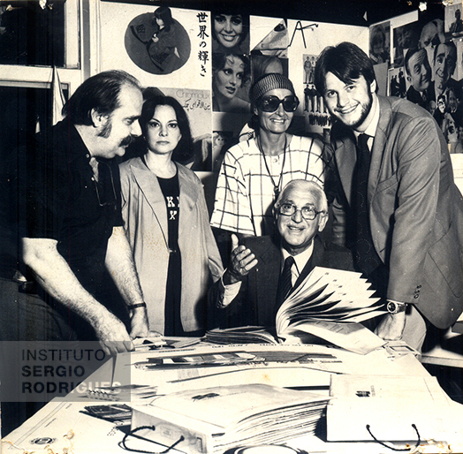 From left to right, Sergio Rodrigues, Vera Beatriz and Dolly Soares, at Sergio's studio, in Botafogo - Rio de Janeiro, 1980.