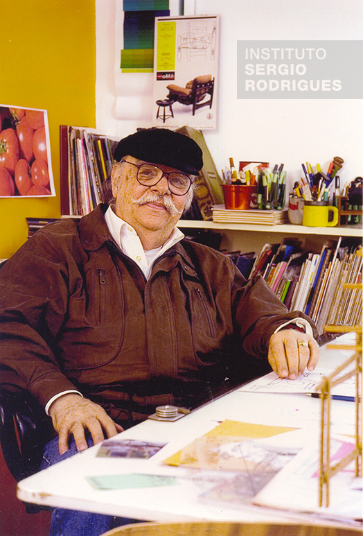 Sergio Rodrigues em seu estúdio de criação em Botafogo, Rio de Janeiro, na década de 1990.