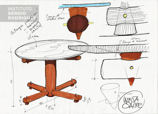 Croqui da Mesa Caixe, criada por Sergio Rodrigues em 1988, feita em madeira de lei maciça, com tampo circular em cristal 20 mm.