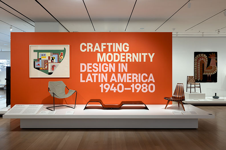 Vista da instalação de Crafting Modernity: Design na América Latina, 1940–1980, em exibição no Museu de Arte Moderna de 8 de março a 22 de setembro de 2024. Foto: Robert Gerhardt