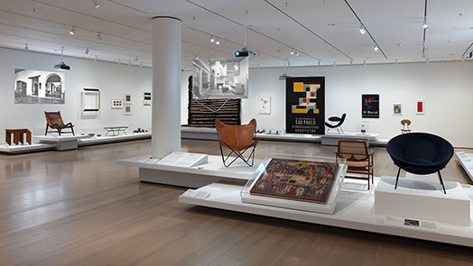 Vista da instalação de Crafting Modernity: Design na América Latina, 1940–1980, em exibição no Museu de Arte Moderna de 8 de março a 22 de setembro de 2024. Foto: Robert Gerhardt