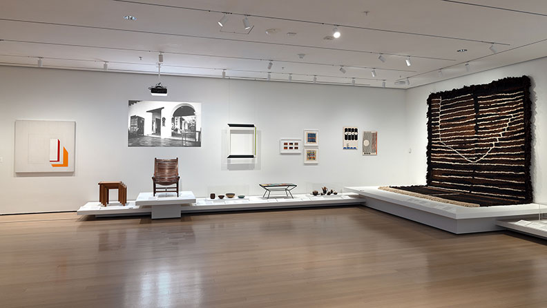 Vista da instalação de Crafting Modernity: Design na América Latina, 1940–1980, em exibição no Museu de Arte Moderna de 8 de março a 22 de setembro de 2024. Foto: Robert Gerhardt